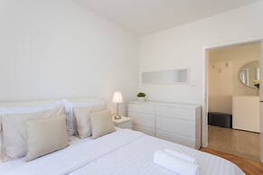 Apt Sara - Classy 100 m2 w Balcony, 2 min to Beach