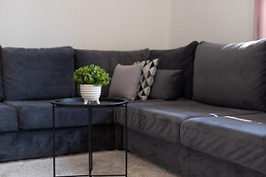 Apt Sara - Classy 100 m2 w Balcony, 2 min to Beach