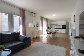 Apt Sara - Classy 100 m2 w Balcony, 2 min to Beach