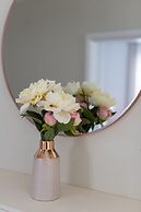 Apt Sara - Classy 100 m2 w Balcony, 2 min to Beach