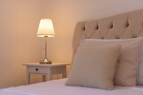 Apt Sara - Classy 100 m2 w Balcony, 2 min to Beach