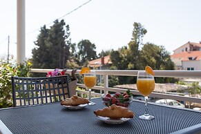 Apt Sara - Classy 100 m2 w Balcony, 2 min to Beach