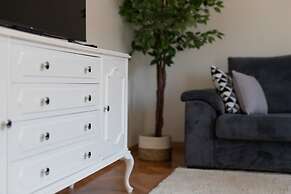 Apt Sara - Classy 100 m2 w Balcony, 2 min to Beach