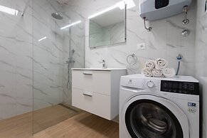 Apt Sara - Classy 100 m2 w Balcony, 2 min to Beach