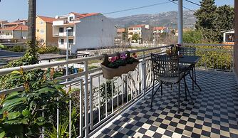 Apt Sara - Classy 100 m2 w Balcony, 2 min to Beach