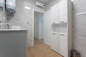 Apt Sara - Classy 100 m2 w Balcony, 2 min to Beach