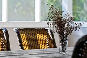 Screened-in Porch Walkable to Soco