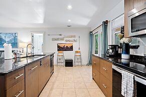 Screened-in Porch Walkable to Soco