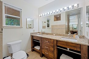 Screened-in Porch Walkable to Soco