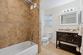 Screened-in Porch Walkable to Soco