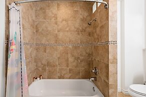 Screened-in Porch Walkable to Soco