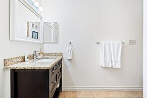 Screened-in Porch Walkable to Soco