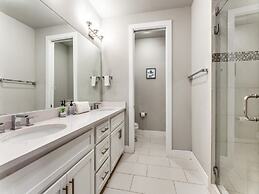 Cozysuites Uptown 3BR King Beds Skyline View