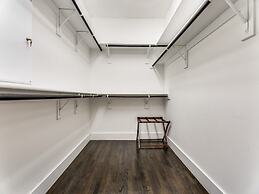 Cozysuites Uptown 3BR King Beds Skyline View