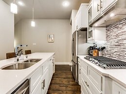 Cozysuites Uptown 3BR King Beds Skyline View