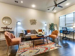 Cozysuites Uptown 3BR King Beds Skyline View