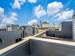 Cozysuites Uptown 3BR King Beds Skyline View