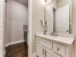 Cozysuites Uptown 3BR King Beds Skyline View