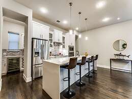 Cozysuites Uptown 3BR King Beds Skyline View