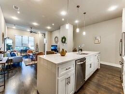 Cozysuites Uptown 3BR King Beds Skyline View