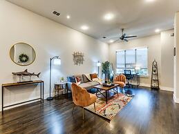 Cozysuites Uptown 3BR King Beds Skyline View