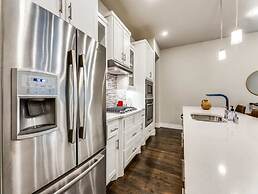 Cozysuites Uptown 3BR King Beds Skyline View