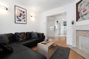 Stylish Three Bedroom House With Garden in Birmingham Suburb