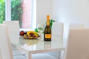 Stylish Three Bedroom House With Garden in Birmingham Suburb