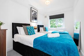 Stylish Three Bedroom House With Garden in Birmingham Suburb