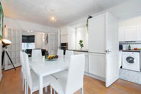 Stylish Three Bedroom House With Garden in Birmingham Suburb