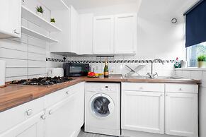 Stylish Three Bedroom House With Garden in Birmingham Suburb