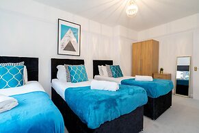 Stylish Three Bedroom House With Garden in Birmingham Suburb