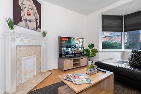 Stylish Three Bedroom House With Garden in Birmingham Suburb