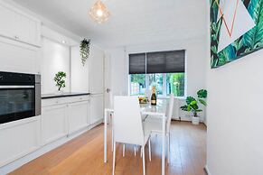 Stylish Three Bedroom House With Garden in Birmingham Suburb