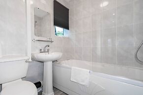 Stylish Three Bedroom House With Garden in Birmingham Suburb