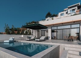 Anadeo Villas & Suites