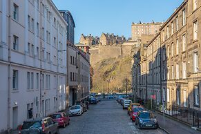 Lovely Apartment Beneath Edinburgh Castle