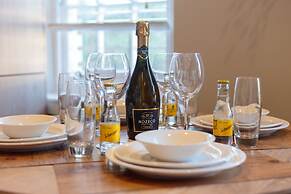 Lovely Apartment Beneath Edinburgh Castle