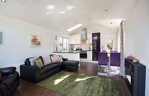 2-bed Cottage With Hot Tub at Loch Achilty, Nc500