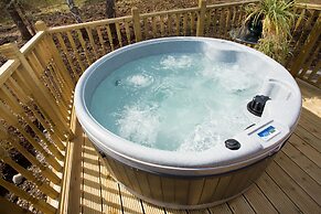 2-bed Cottage With Hot Tub at Loch Achilty, Nc500