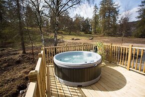 2-bed Cottage With Hot Tub at Loch Achilty, Nc500