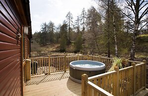 2-bed Cottage With Hot Tub at Loch Achilty, Nc500