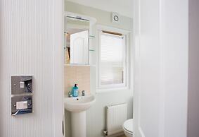 2-bed Cottage With Hot Tub at Loch Achilty, Nc500