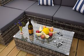 2-bed Cottage With Hot Tub at Loch Achilty, Nc500