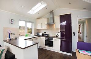 2-bed Cottage With Hot Tub at Loch Achilty, Nc500