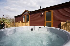 2-bed Cottage With Hot Tub at Loch Achilty, Nc500