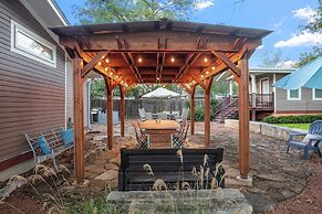 Lovebirds Getaway 3 Bedroom Home by RedAwning