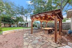 Lovebirds Getaway 3 Bedroom Home by RedAwning