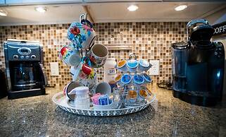 Lovebirds Getaway 3 Bedroom Home by RedAwning