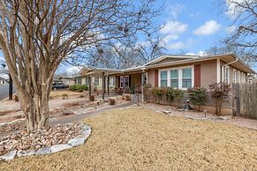 Lovebirds Getaway 3 Bedroom Home by RedAwning